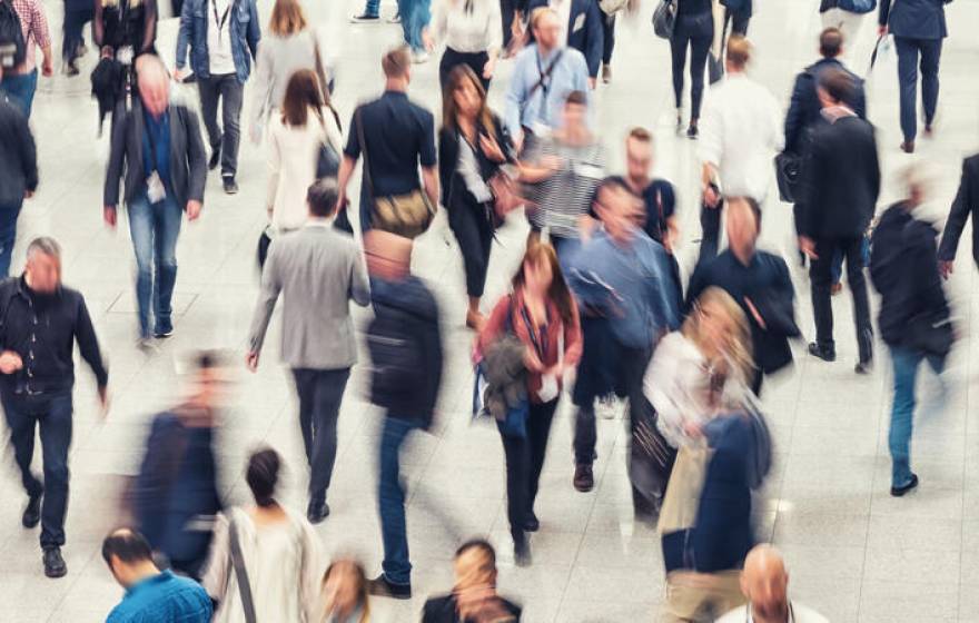 Display of a crowd hurrying, blurred