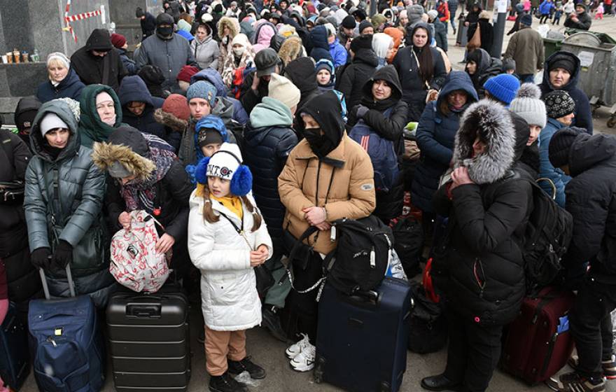 A crowd of Ukrainian refugees